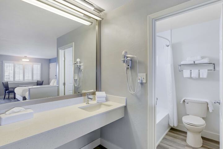 Room 9 of 32