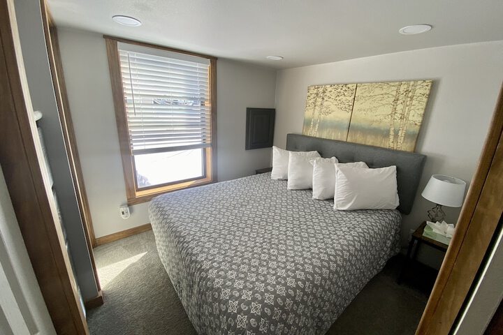 Room 32 of 43