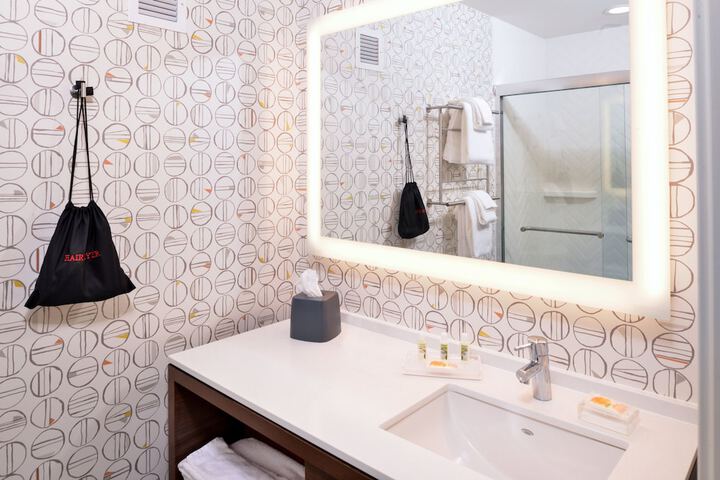 Holiday Inn & Suites Farmington Hills - Detroit NW by IHG