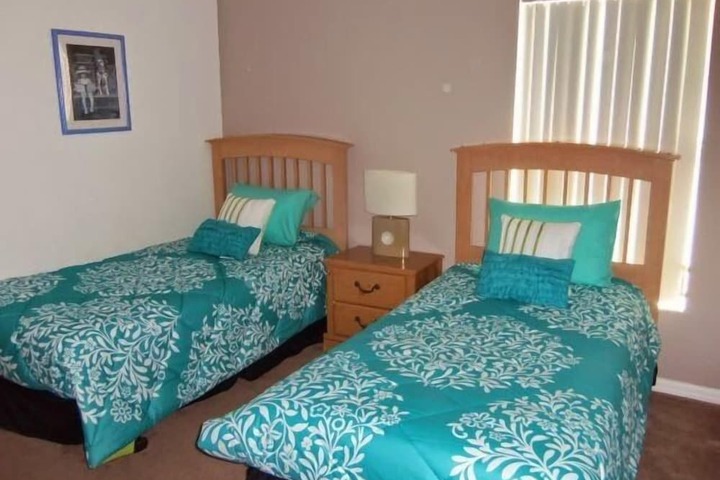 Room 6 of 12