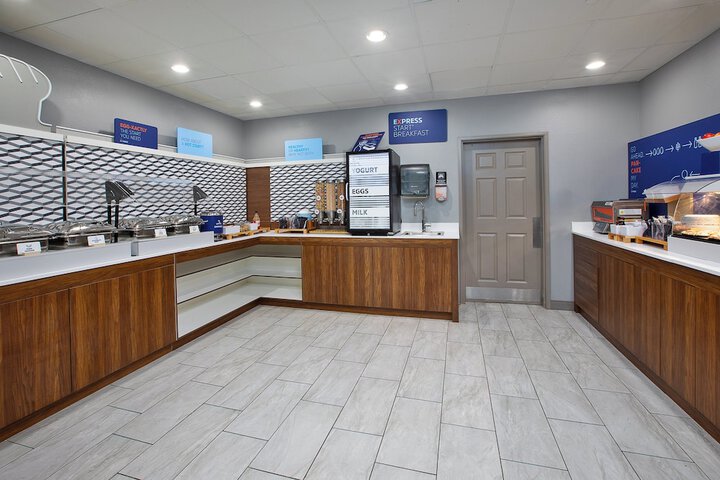 Holiday Inn Express & Suites Milwaukee Nw Park Place by IHG