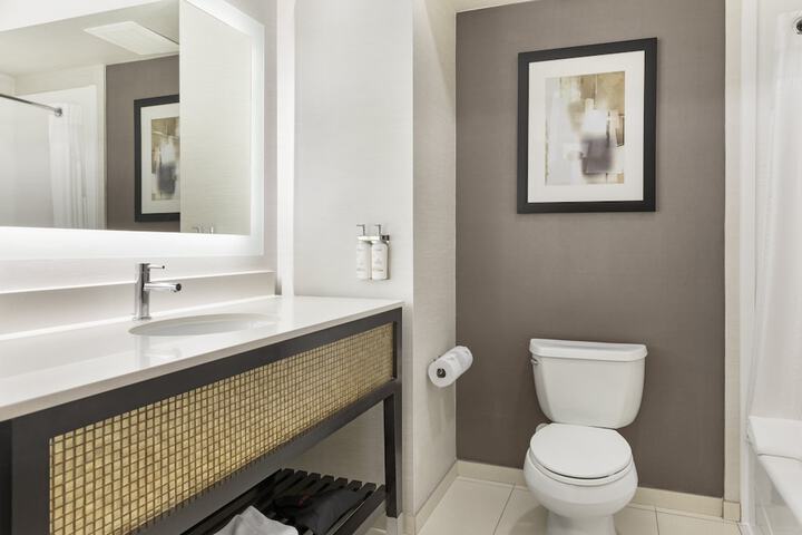 Holiday Inn Express & Suites Anaheim Resort Area by IHG