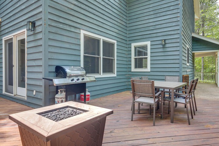 Lakefront Minocqua Getaway: Dock Game Room!