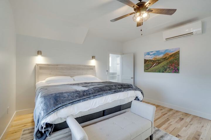 2 Mi to Town: Castle Rock Retreat w / Fireplace!