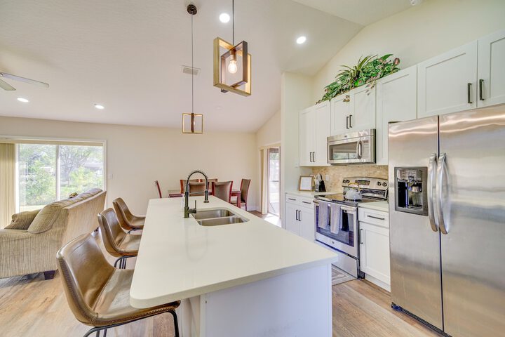 Sunny Palm Bay Home w / Screened Porch Near Beaches