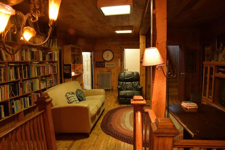 Lounge 104 of 127