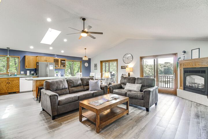 Private Lakefront Cabin w / Hot Tub Deck & Views