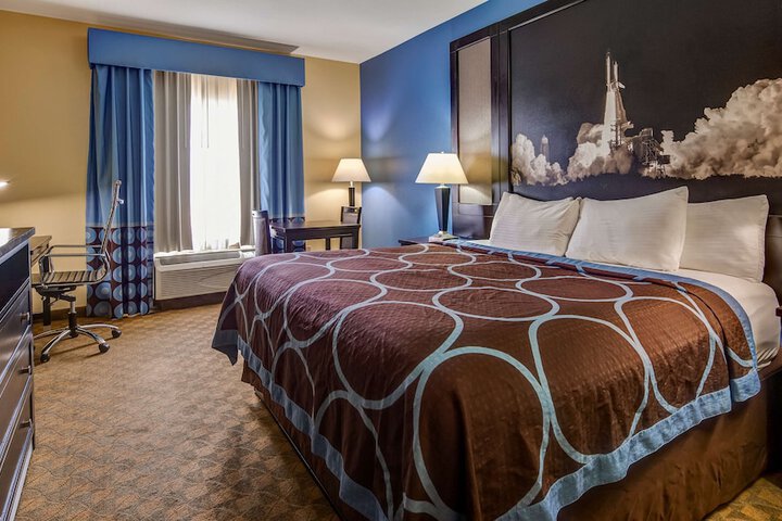 Room 10 of 28