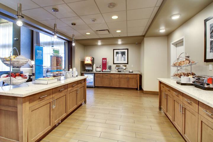 Hampton Inn & Suites Milwaukee West