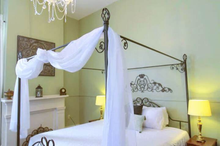 Room 32 of 65