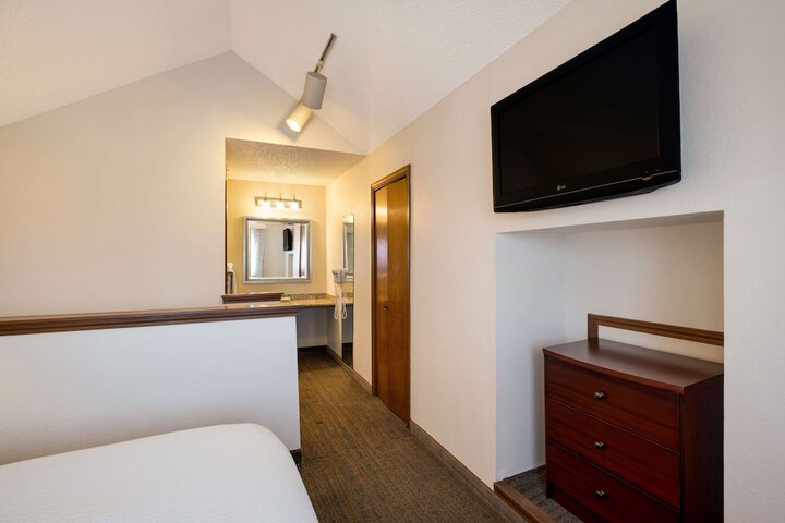 Room 11 of 51