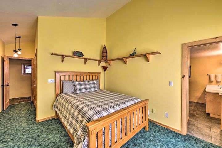 Luxe Twin Lakes House w / Mountain & Lake Views!