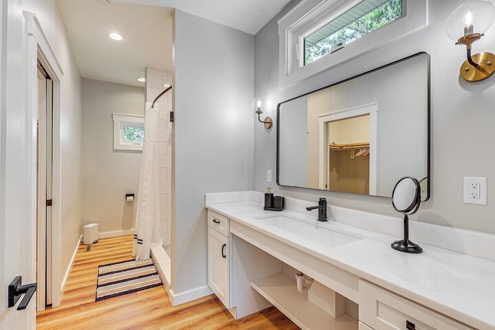 Rock Hall Retreat w / Balcony Near Park & Marina!