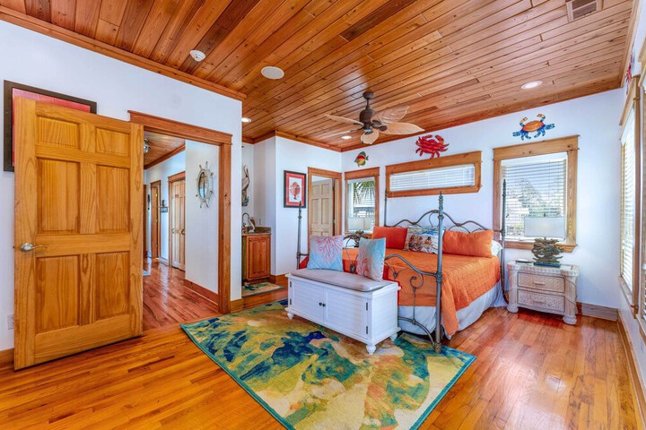 Riverfront Carrabelle Home w / Furnished Patio!