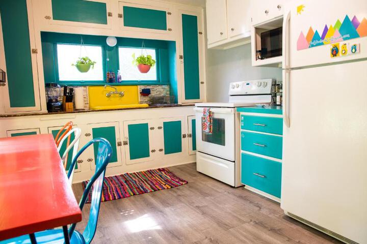The Bluebird Cottage Style Cabin with Hot Tub near Turner Falls and Casinos