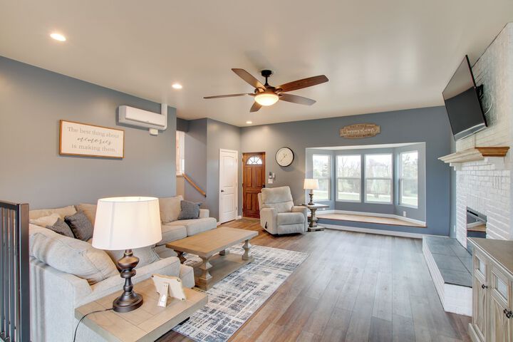 Chic Ste Genevieve Home w / Nice Interior Amenities
