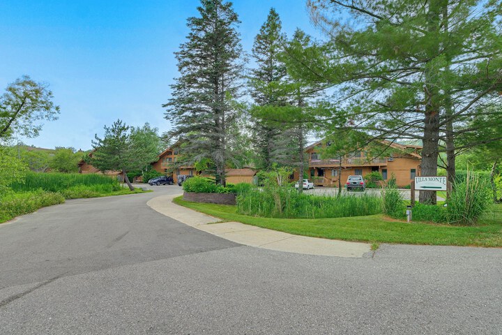 Condo on First Green w / Deck at Schuss Mountain!