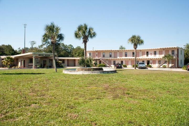 NASSAU HOLIDAY MOTEL