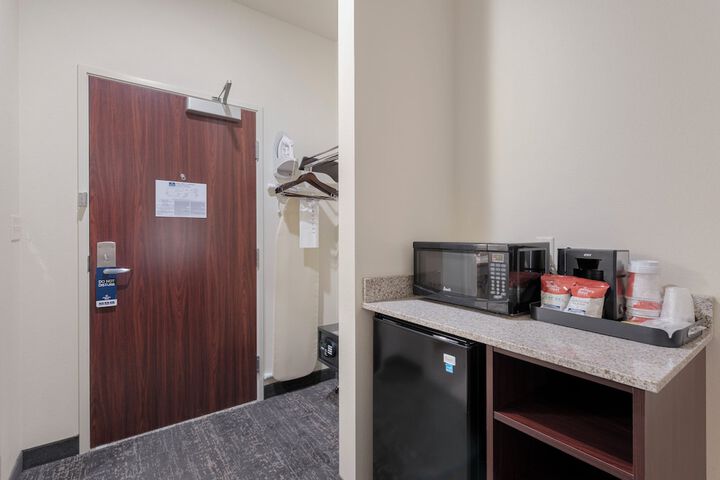 Cobblestone Hotel & Suites - Urbana