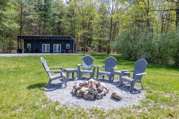 Tiny House 2 5 hrs NYC and Boston Waterfront Wifi