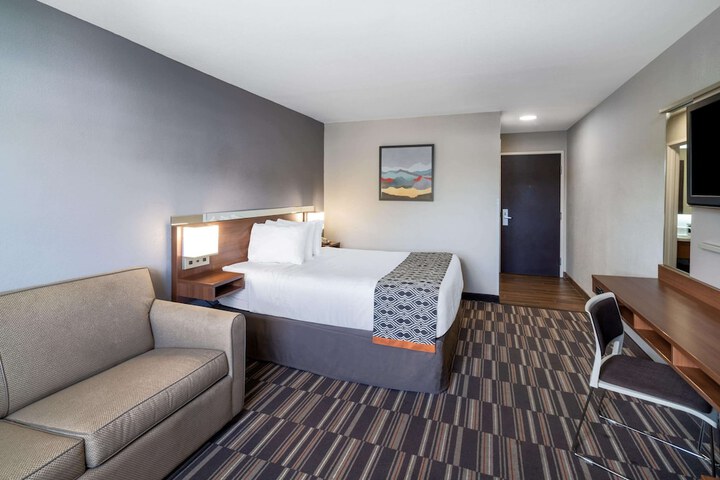 Room 8 of 26