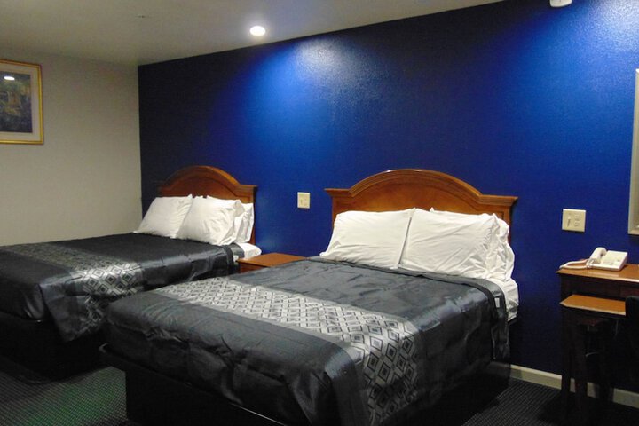 Corcoran Country Inn