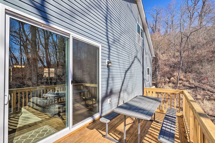 Charming Retreat w / Mtn Views: Walkable Location!
