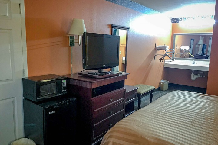 Room 5 of 9