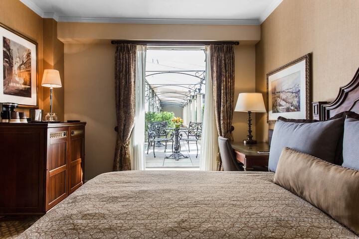 Room 65 of 200