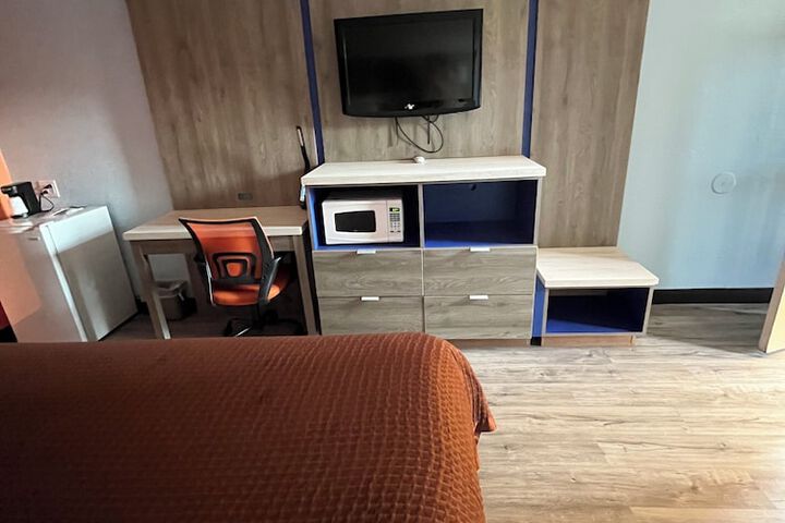 Room 11 of 18