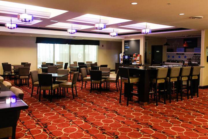Holiday Inn Express & Suites Cumberland - La Vale by IHG