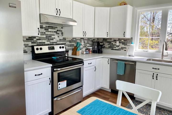 Newly Renovated Carriage House Near Town & Beaches