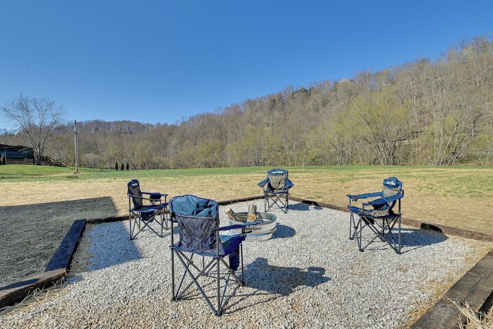 Riverside Beattyville Cabin w / Kayaks & Fire Pit!