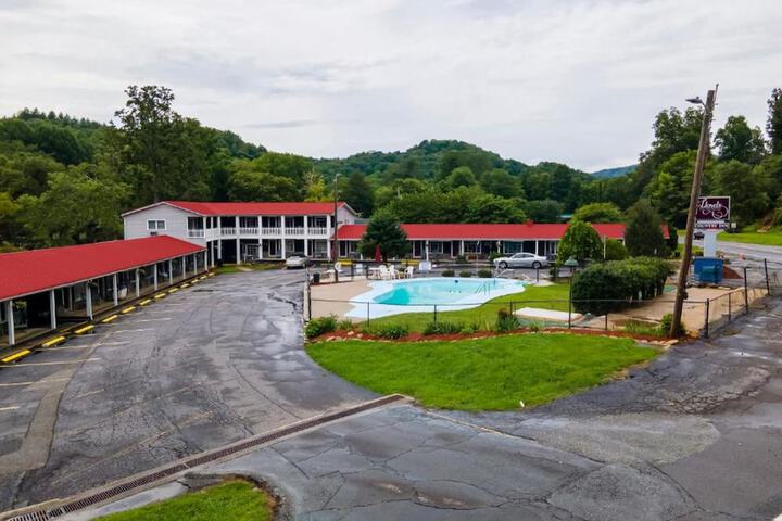 Lloyds on the River Country Inn by OYO