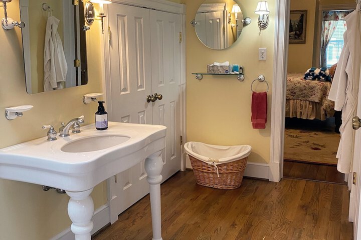 Colonial Beach Plaza Bed & Breakfast