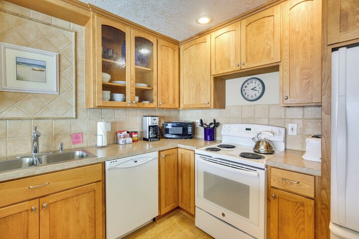 Lincoln Beach Condo w / Balcony + Ocean Views!