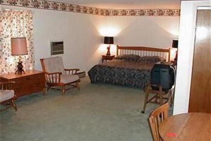 Room 9 of 18