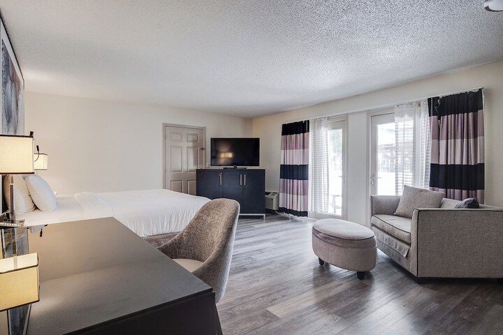 Cottonwood Suites Savannah Hotel & Conference Center