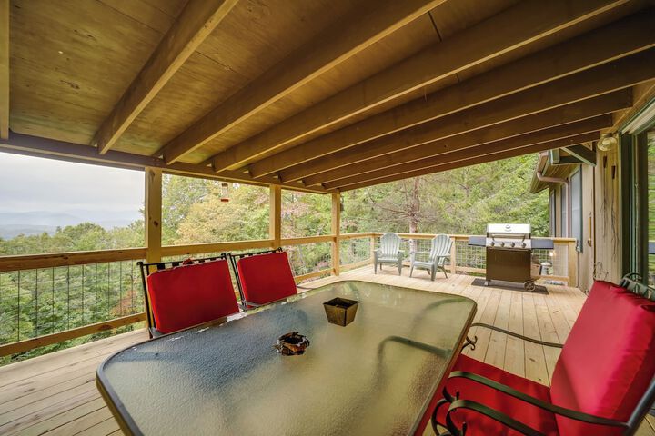 Robbinsville Vacation Rental w / Covered Balcony