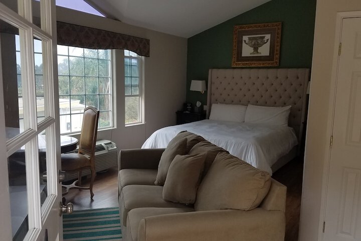 Malibu Country Inn