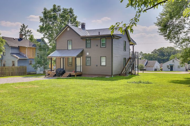 3 Mi to Downtown Youngstown: Apt w / Deck!