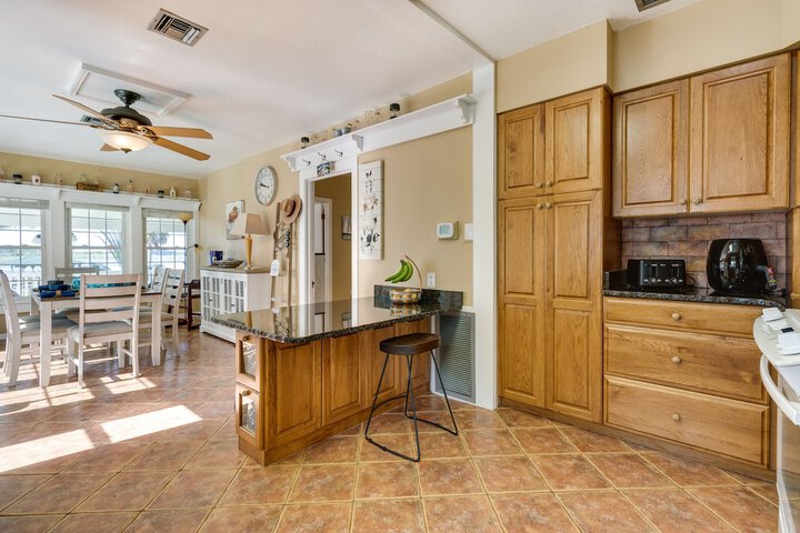 Lakefront Tavares Home w / Deck Patio & Dock!