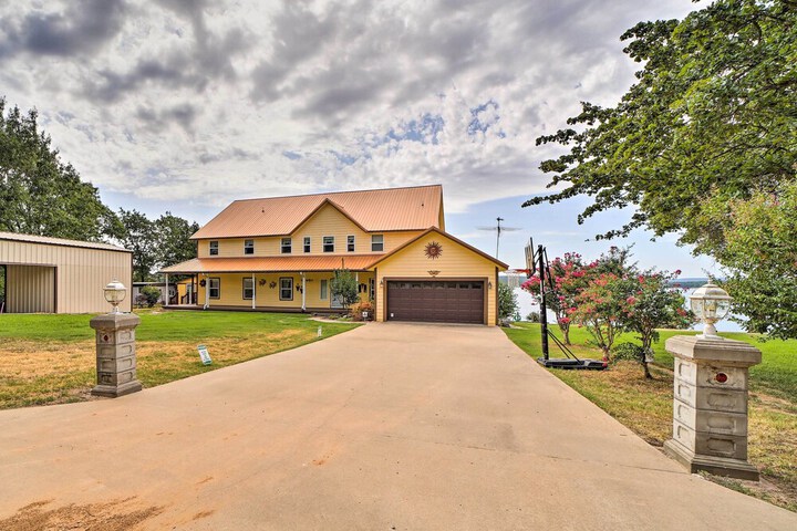 Waterfront Lake Eufaula Home: Multi-level Balcony