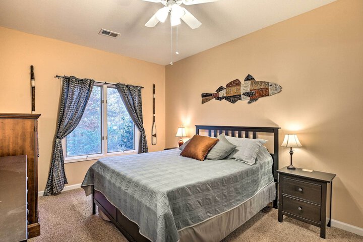 Lake Hartwell Home w / Private Dock & Hot Tub!