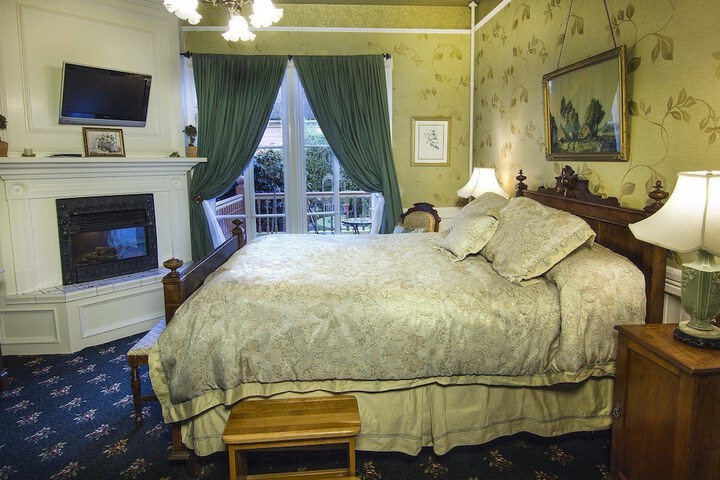 Gingerbread Mansion Inn