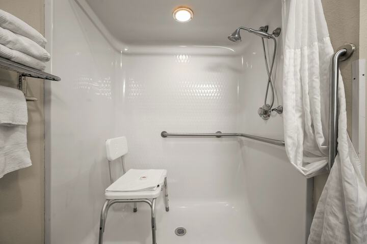 Room 15 of 38