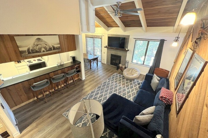 Room 6 of 9