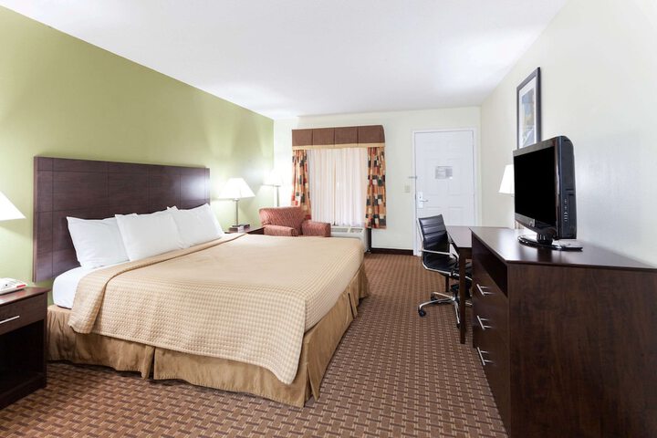 Room 8 of 12