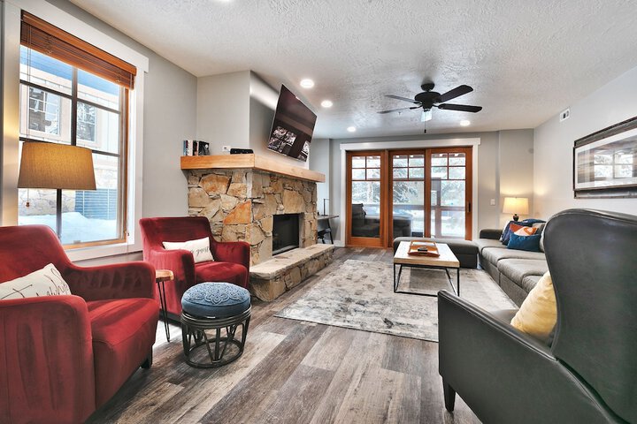 Town Pointe B101 3 Bedroom Condo by RedAwning