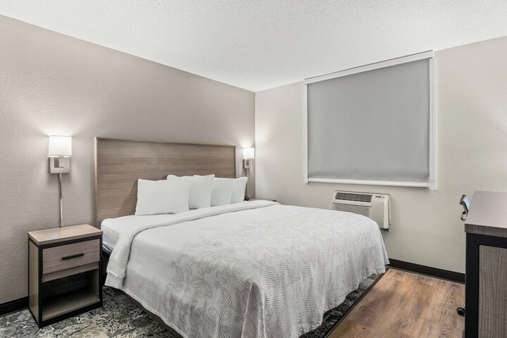Red Roof Inn PLUS+ Belleville